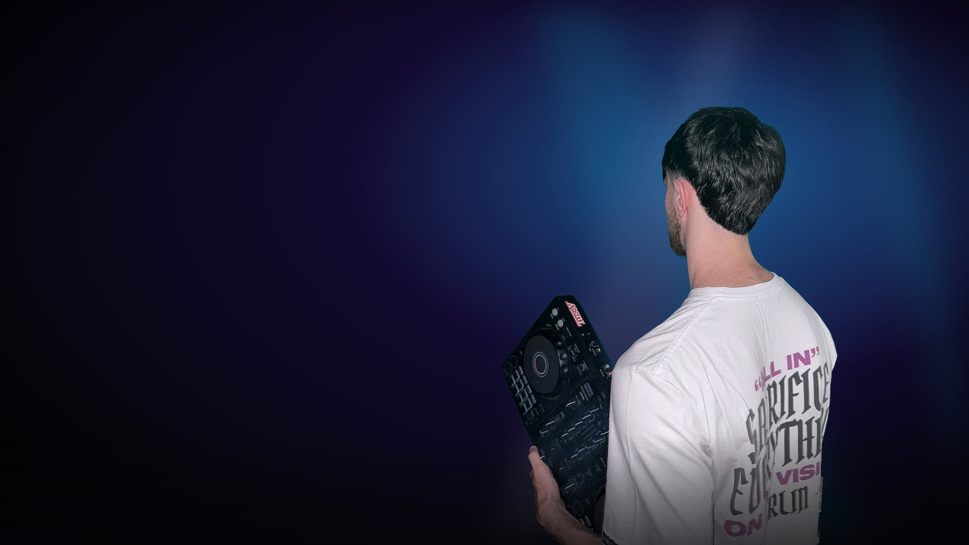 NIKØ ZANØFF de espaldas con su controladora y la remera «All In — Sacrifice Everything on My Vision»